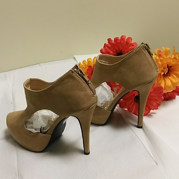 Shoes - Picture 2 of 8